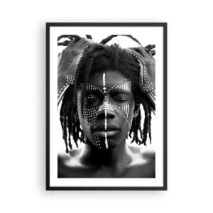 Poster in een zwarte lijst - Een man met witte schilderijen op zijn gezicht en handen - 50x70cm - Waar ben je? - Moderne wanddecoratie voor woonkamer en slaapkamer ARTTOR