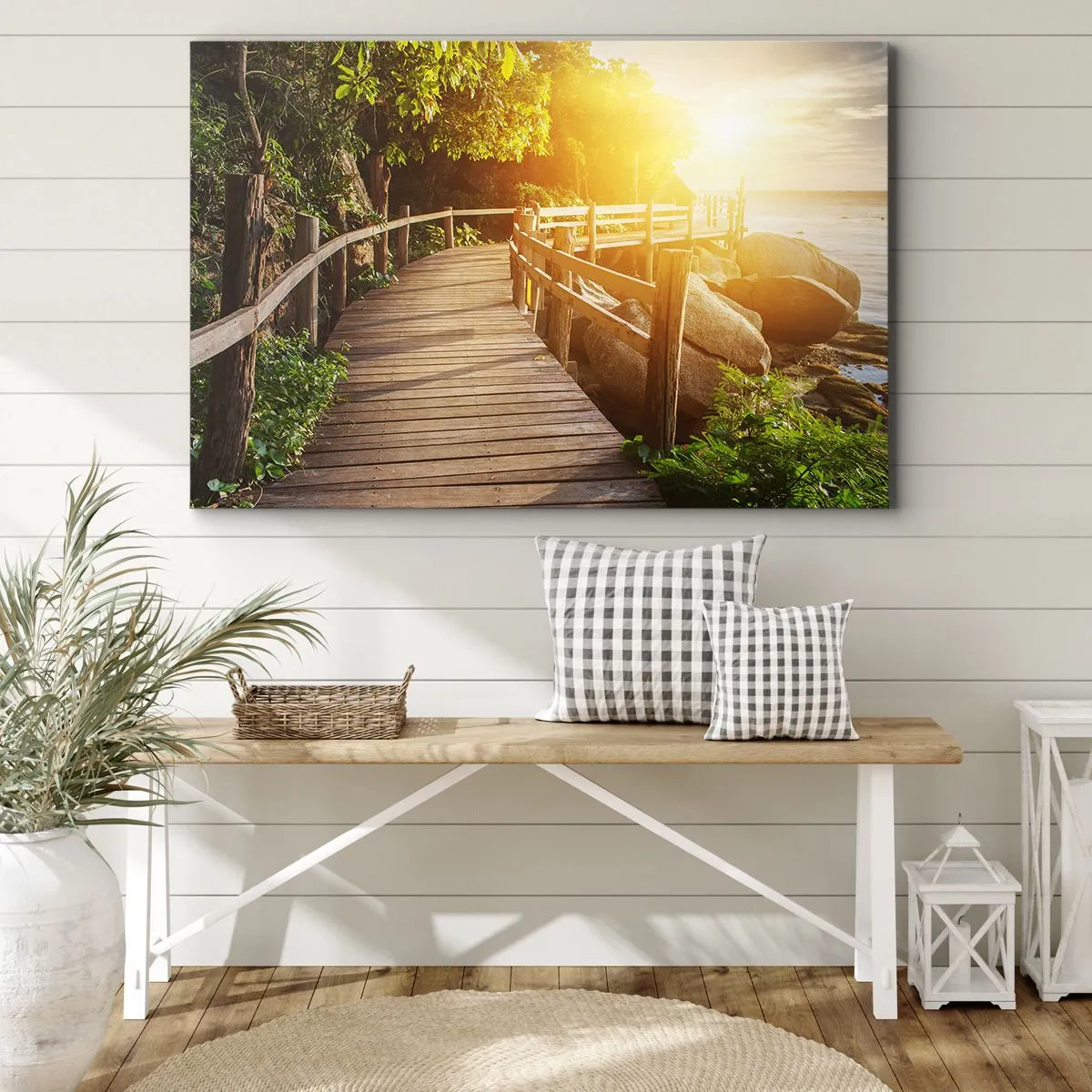 Schilderen op canvas - Een houten brug tussen het groen die in de zonnestralen naar de zee leidt - 70x50cm - Nog een beurt, nog een wonder - Moderne wanddecoratie voor woonkamer en slaapkamer ARTTOR