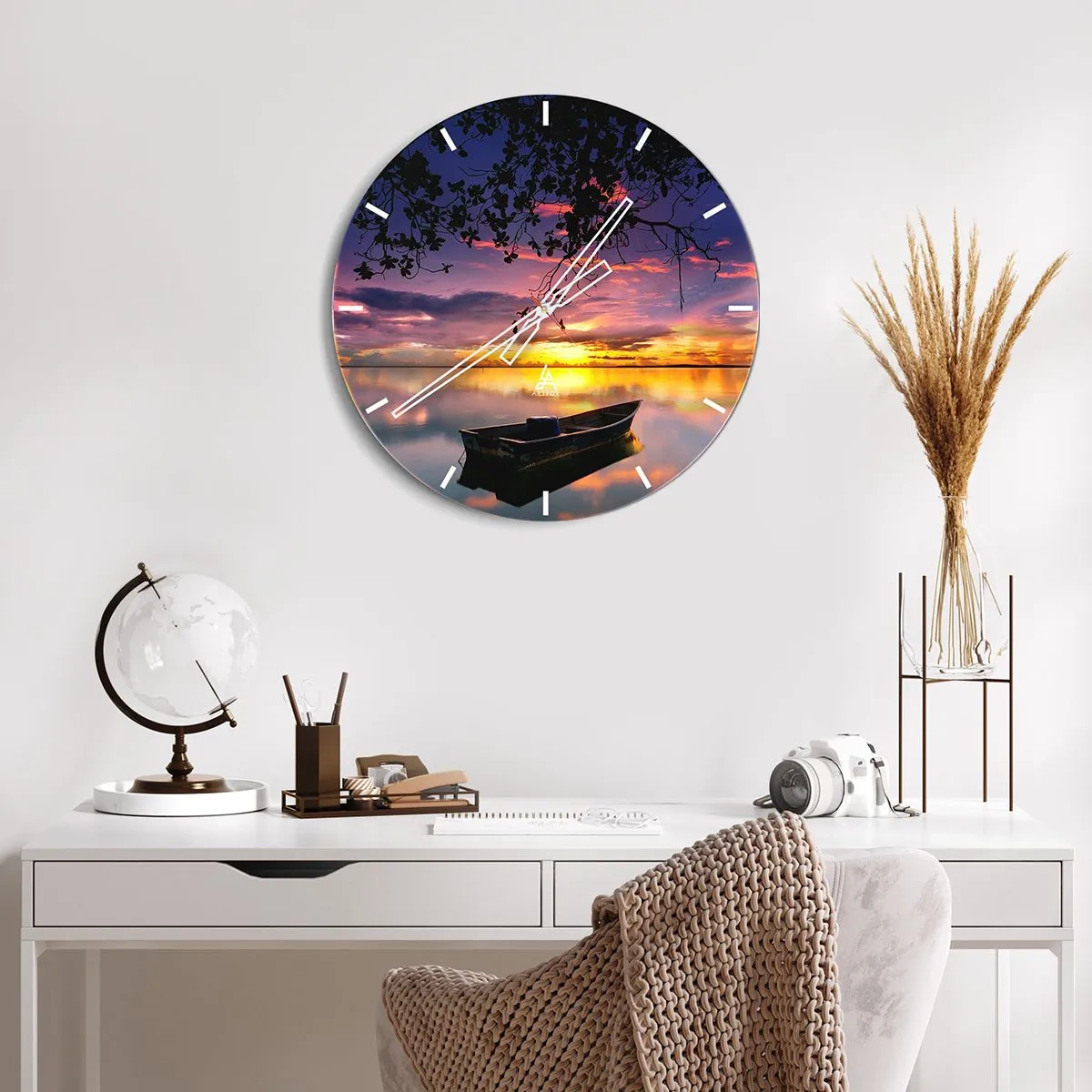 Wandklok - Klok - Een boot op een meer in het licht van de ondergaande zon - 30x30cm - "Je lijkt midden in de lucht te hangen..." - Moderne wanddecoratie voor woonkamer, keuken en slaapkamer ARTTOR