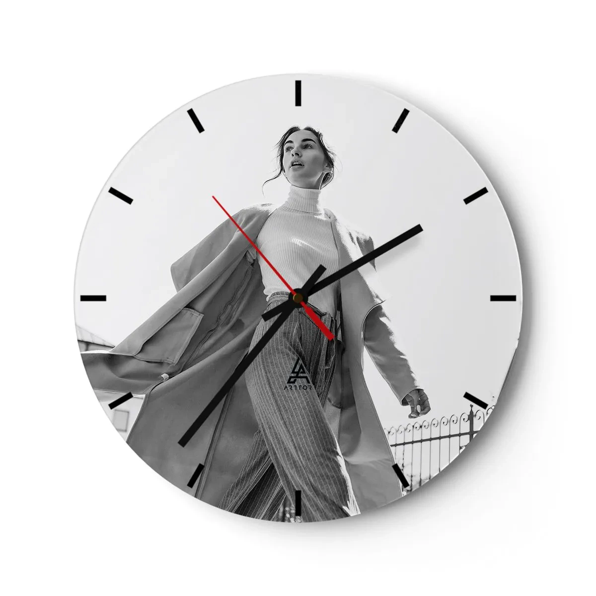 Wandklok - Klok - Een stijlvolle vrouw in beweging tegen de achtergrond van stedelijke architectuur - 30x30cm - Ga je mee? - Moderne wanddecoratie voor woonkamer, keuken en slaapkamer ARTTOR