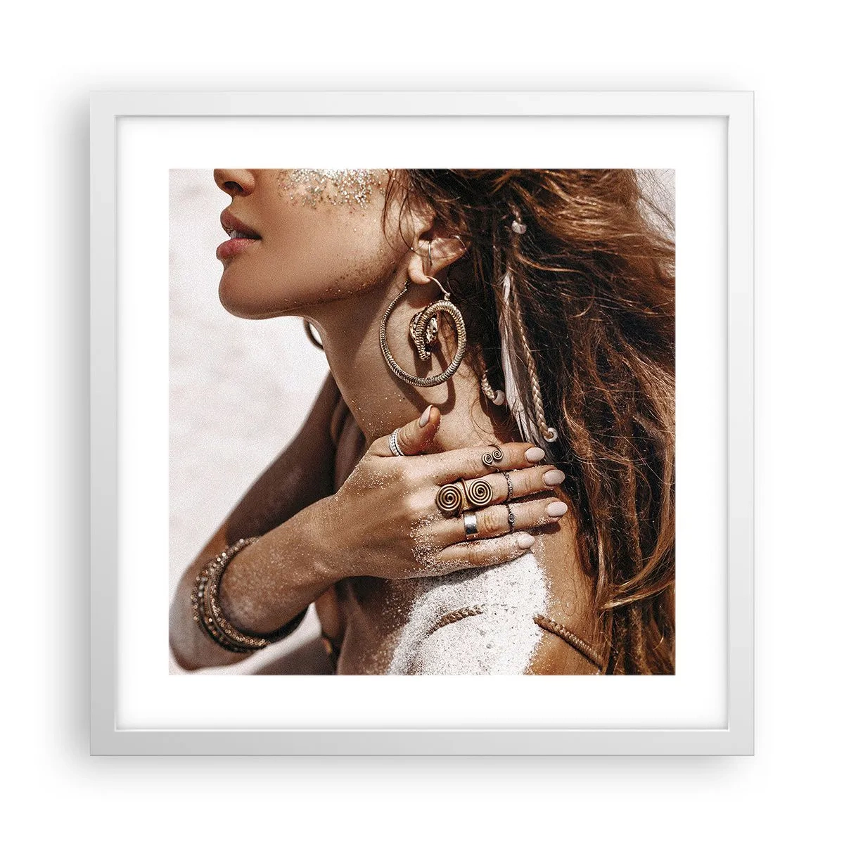 Poster in een witte lijst - Koningin van het wilde strand - 40x40 cm