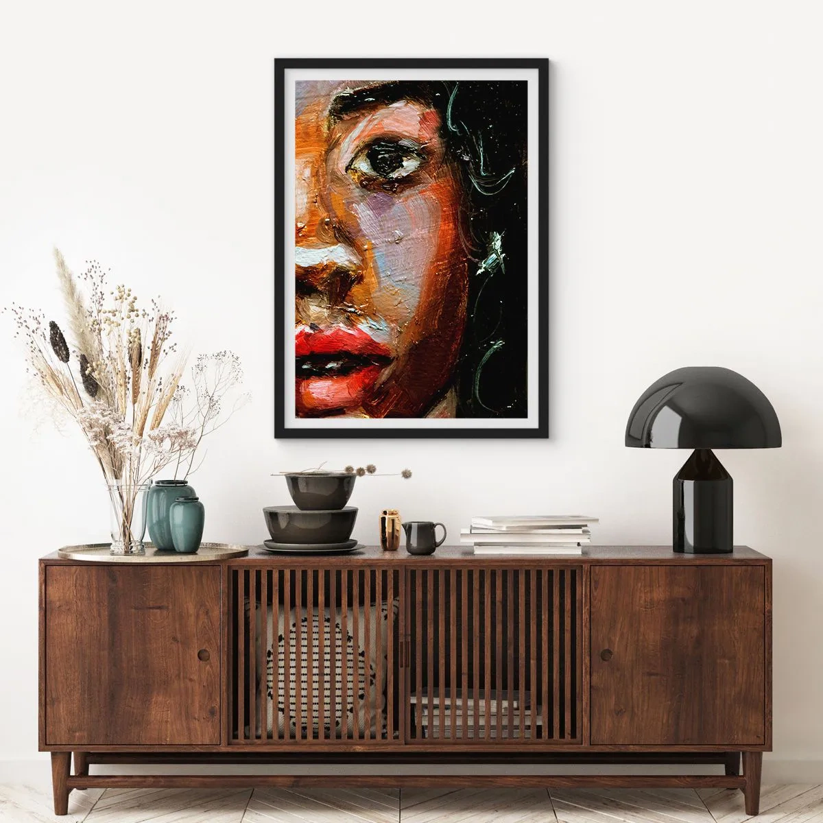 Poster in een zwarte lijst - Een abstract portret van een vrouw in felle kleuren met een expressieve blik. - 50x70cm - Zwart en gloed - Moderne wanddecoratie voor woonkamer en slaapkamer ARTTOR