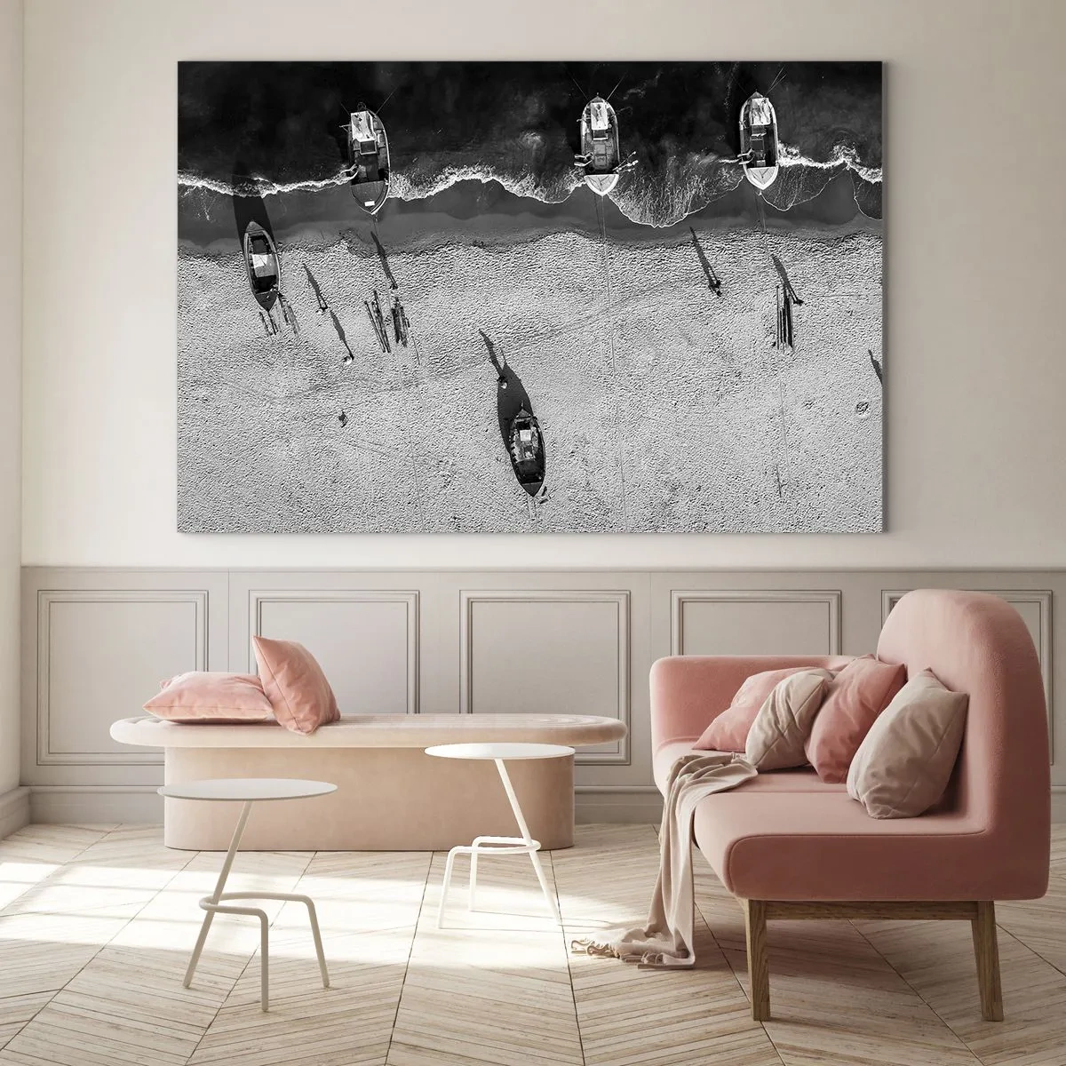 Schilderen op glas - Zwart-witte boten en hun schaduwen op een zandstrand van bovenaf gezien - 70x50cm - Nog steeds aan de oever… - Moderne wanddecoratie voor woonkamer en slaapkamer ARTTOR