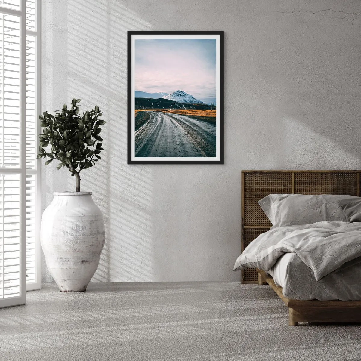 Poster in een zwarte lijst - Een weg die naar de met sneeuw bedekte bergen leidt - 50x70cm - In de IJslandse sfeer - Moderne wanddecoratie voor woonkamer en slaapkamer ARTTOR