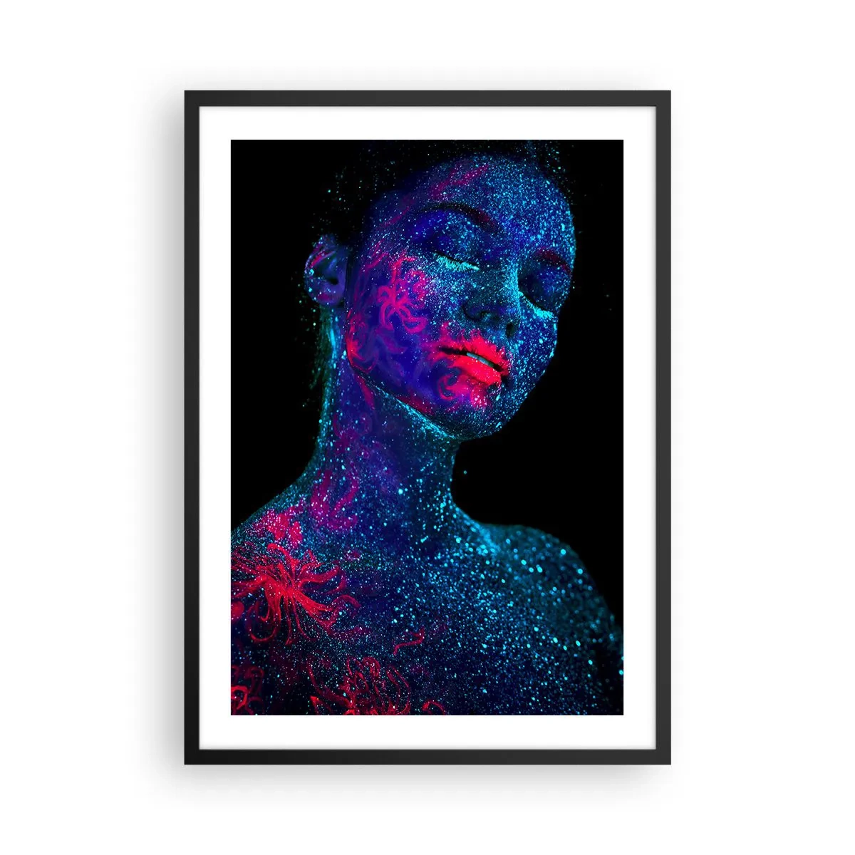 Poster in een zwarte lijst - Een vrouw bedekt met fluorescerend stuifmeel onder UV-licht. - 50x70cm - in sterrenstof - Moderne wanddecoratie voor woonkamer en slaapkamer ARTTOR