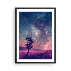 Poster in een zwarte lijst - Een boom tegen de achtergrond van een sterrenhemel in kleurrijke tinten - 50x70cm - Onder de magische hemel - Moderne wanddecoratie voor woonkamer en slaapkamer ARTTOR