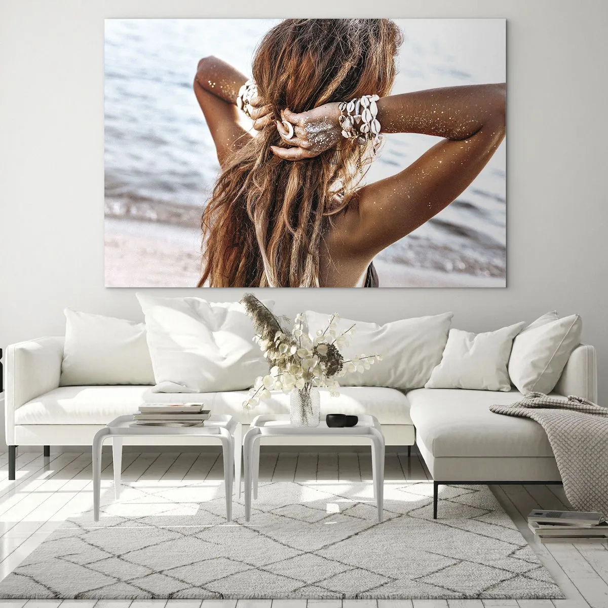 Schilderen op glas - Een vrouw met lang haar op het strand, omringd door schelpen en zand. - 70x50cm - Een zusje van water en zon - Moderne wanddecoratie voor woonkamer en slaapkamer ARTTOR