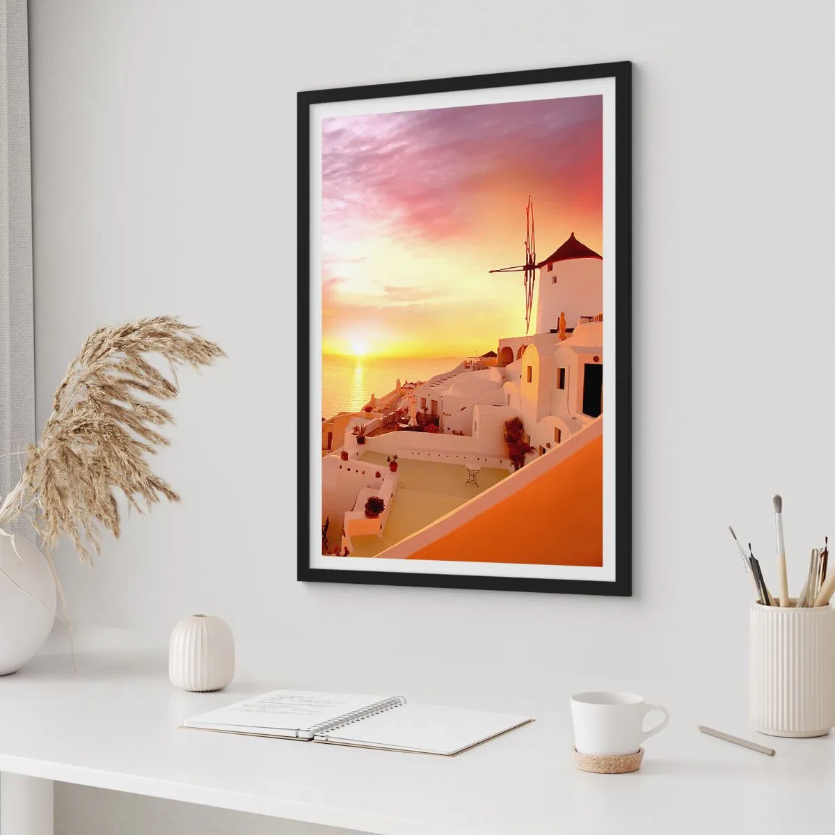 Poster in een zwarte lijst - Een schilderachtige zonsondergang in een Grieks stadje - 50x70cm - Spreiden in wit en goud - Moderne wanddecoratie voor woonkamer en slaapkamer ARTTOR