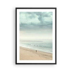 Poster in een zwarte lijst - Een eenzame figuur loopt langs de kust onder een bewolkte hemel. - 50x70cm - op zoek naar vrede - Moderne wanddecoratie voor woonkamer en slaapkamer ARTTOR