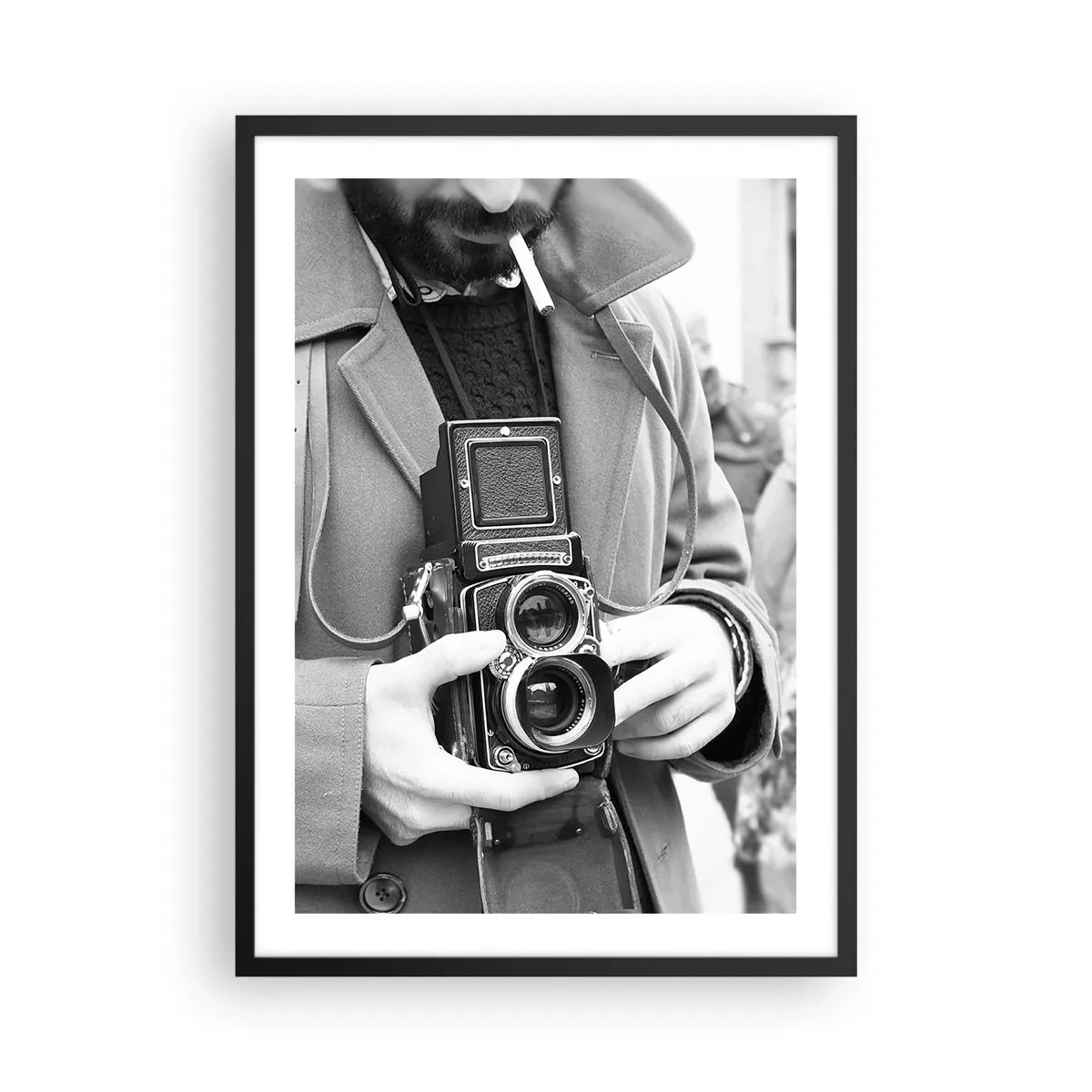 Poster in een zwarte lijst - Zwart-witportret van een man met een analoge camera - 50x70cm - Retro stijl - Moderne wanddecoratie voor woonkamer en slaapkamer ARTTOR