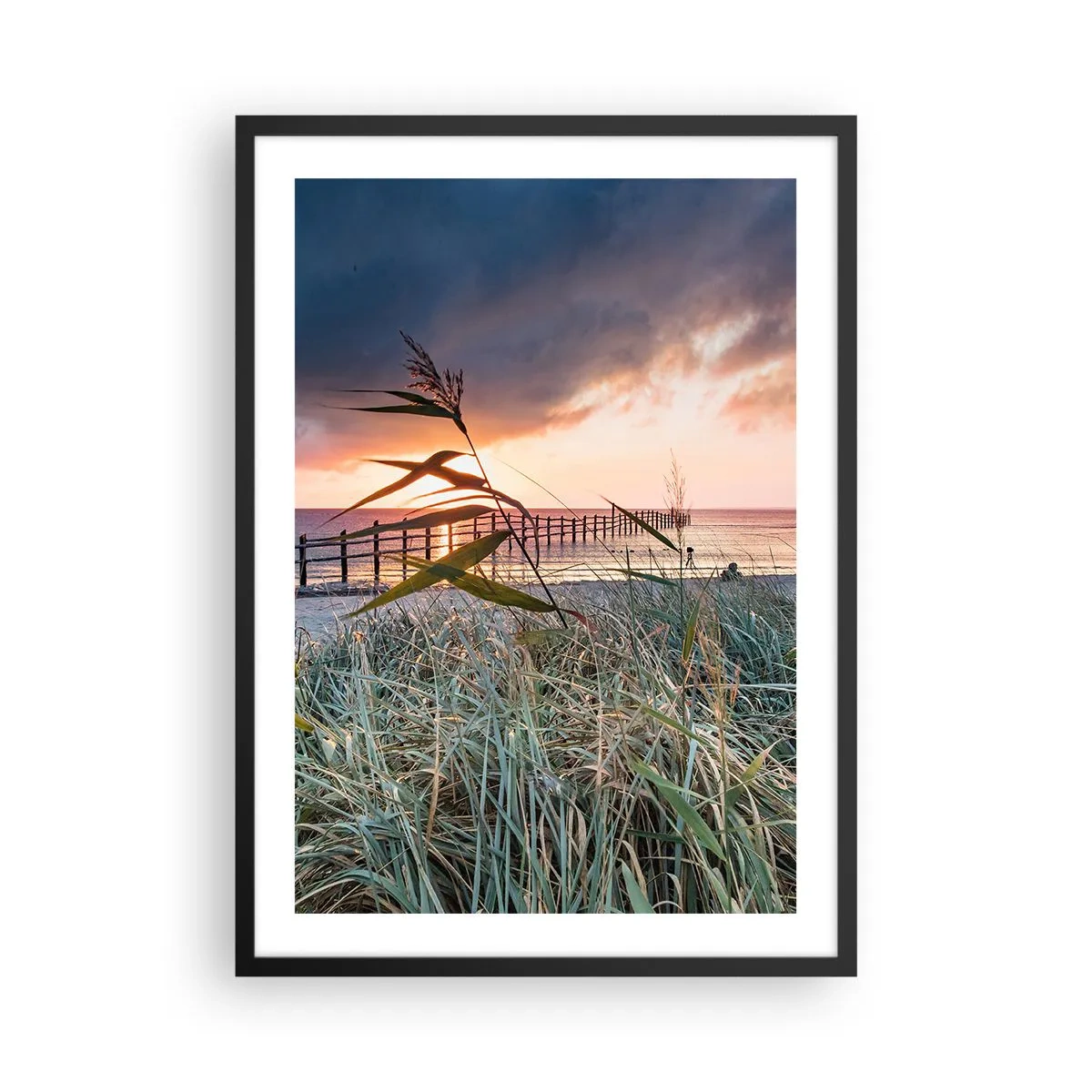 Poster in een zwarte lijst - Een pier aan zee, omgeven door gras tijdens zonsondergang - 50x70cm - Het gaat niet met de wind mee - Moderne wanddecoratie voor woonkamer en slaapkamer ARTTOR