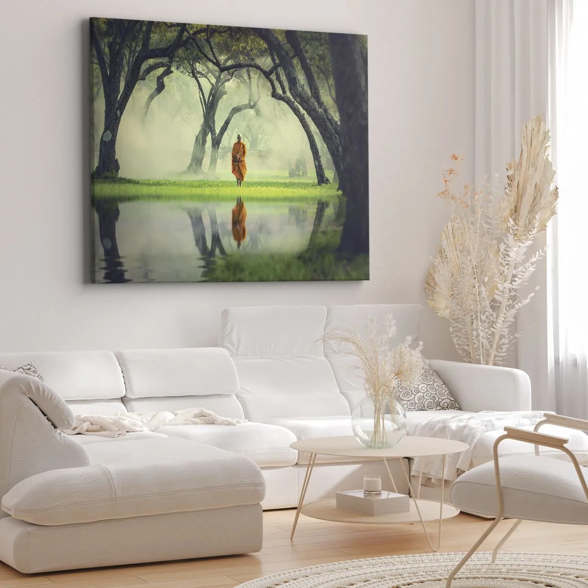 Schilderen op canvas - Een monnik in een oranje gewaad in een bos met een mistige achtergrond en weerspiegeling in het water. - 70x50cm - Op weg naar verlichting - Moderne wanddecoratie voor woonkamer en slaapkamer ARTTOR
