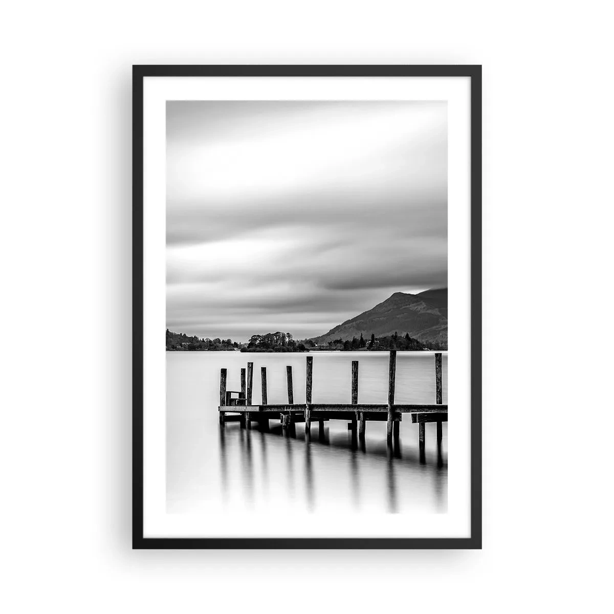Poster in een zwarte lijst - Zwart-witscène met een meer, een pier en bergen - 50x70cm - Zachtheid en kracht - Moderne wanddecoratie voor woonkamer en slaapkamer ARTTOR