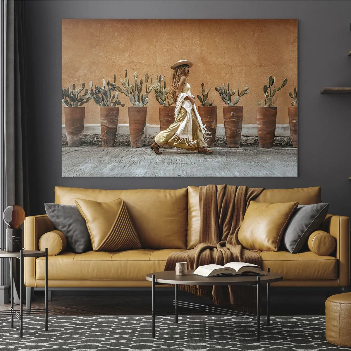 Schilderen op glas - Een vrouw in boho-stijl loopt langs potten vol cactussen. - 70x50cm - Hippie-stijl - Moderne wanddecoratie voor woonkamer en slaapkamer ARTTOR