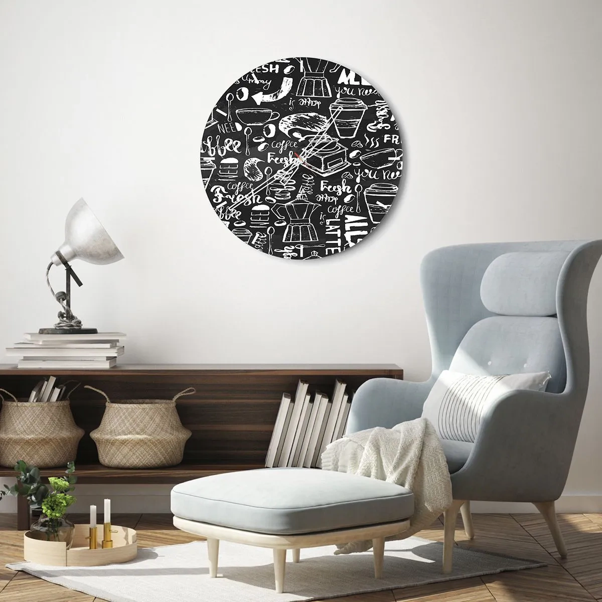 Wandklok - Klok - Koffiemotief in de stijl van een krijttekening op een zwarte achtergrond - 30x30cm - Alles wat je nodig hebt is… - Moderne wanddecoratie voor woonkamer, keuken en slaapkamer ARTTOR
