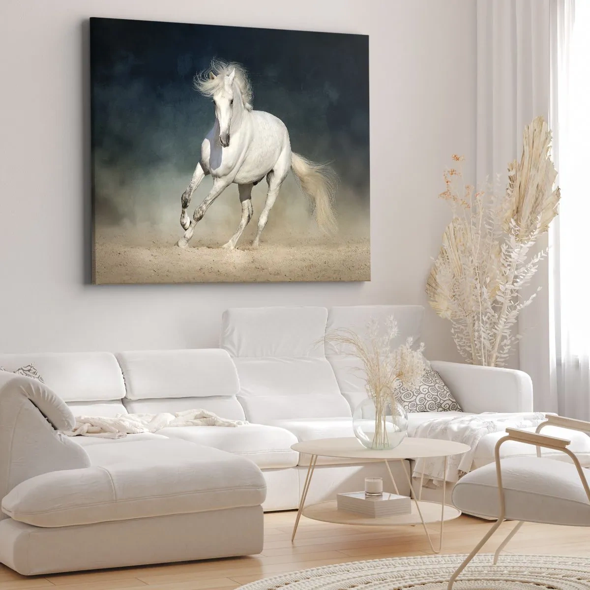 Schilderen op canvas - Een wit paard galoppeert tegen een wazige lucht - 70x50cm - Vrijheid in zijn pure staat - Moderne wanddecoratie voor woonkamer en slaapkamer ARTTOR