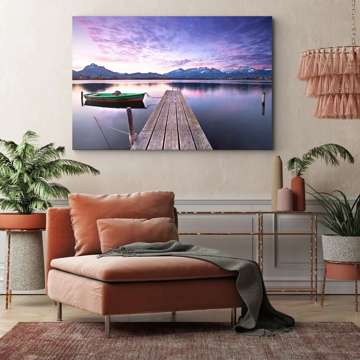 Schilderen op canvas - Een houten pier met een boot op een meer omgeven door bergen bij zonsondergang - 70x50cm - Vriendelijke stilte - Moderne wanddecoratie voor woonkamer en slaapkamer ARTTOR