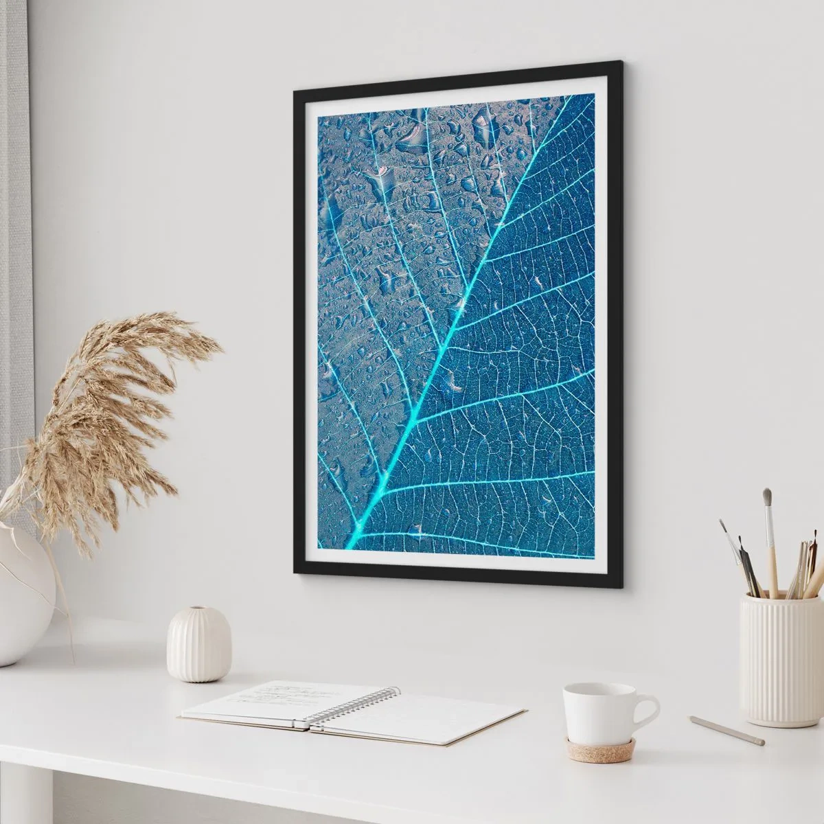 Poster in een zwarte lijst - Close-up van een blad in tinten blauw - 50x70cm - Leven in blauw - Moderne wanddecoratie voor woonkamer en slaapkamer ARTTOR