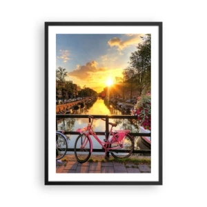 Poster in een zwarte lijst - Een roze fiets op een brug over een kanaal bij zonsondergang - 50x70cm - Lenteochtend in Amsterdam - Moderne wanddecoratie voor woonkamer en slaapkamer ARTTOR