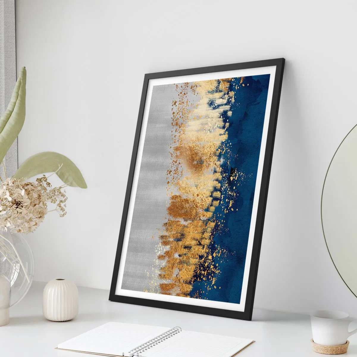 Poster in een zwarte lijst - Een abstracte compositie in tinten marineblauw, goud en zilver - 50x70cm - Een moderne compositie met sprankeling - Moderne wanddecoratie voor woonkamer en slaapkamer ARTTOR