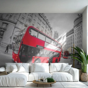 Fotobehang Standard Eco - Een rode dubbeldekkerbus tegen de achtergrond van een monochrome stad - 100x70cm - Londen traditioneel - by bus - Moderne wanddecoratie voor woonkamer en slaapkamer ARTTOR