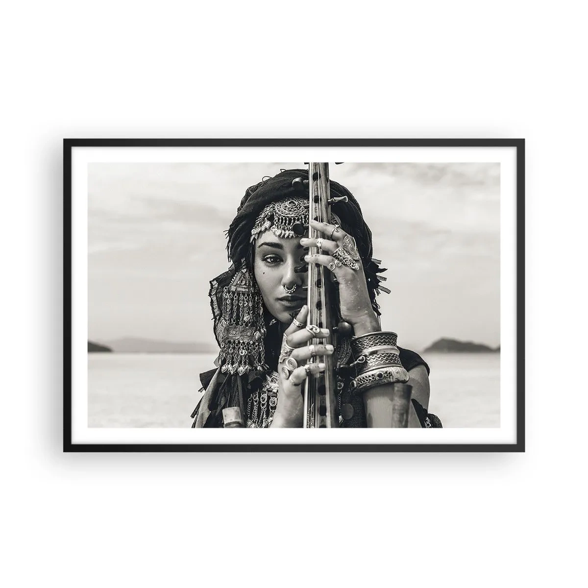 Poster in een zwarte lijst - De muziek van het Oosten zelf - 91x61 cm