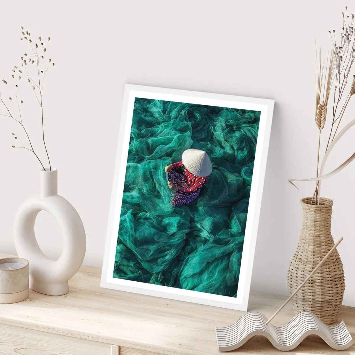 Poster in een witte lijst - In een zee van netten - 50x70 cm