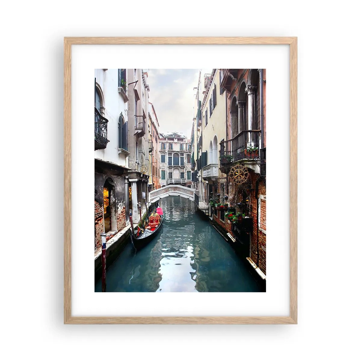 Een poster in een licht eiken lijst - Venetiaans landschap met een gondel en een brug - 40x50 cm