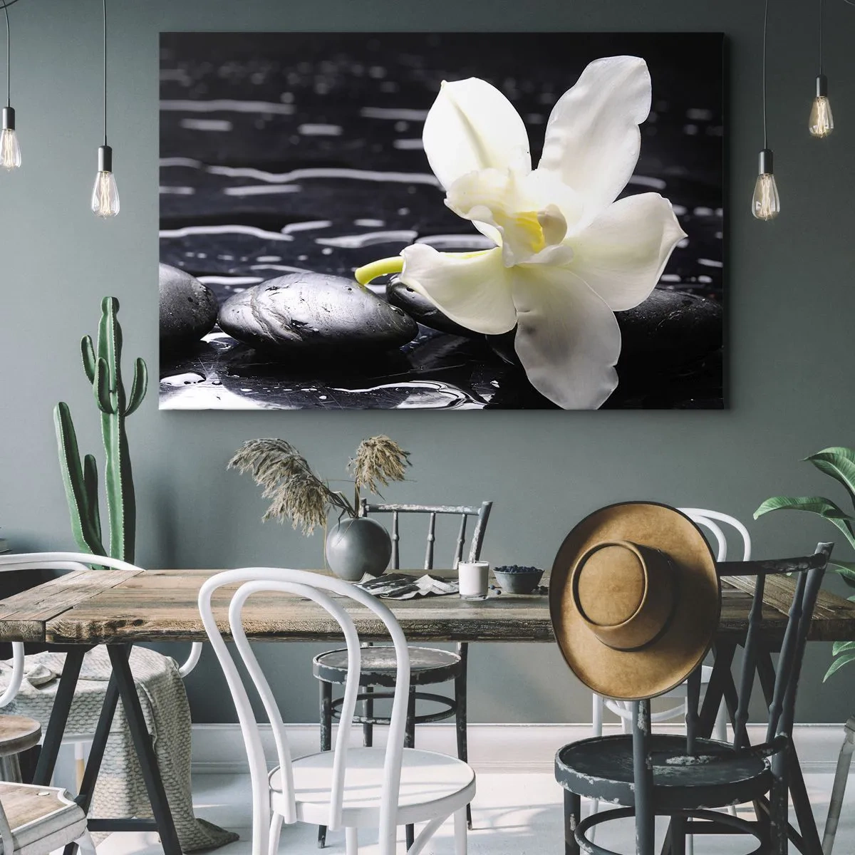 Schilderen op canvas - Een witte orchidee tegen een achtergrond van zwarte stenen en water. - 70x50cm - Een studie in zwart-wit - Moderne wanddecoratie voor woonkamer en slaapkamer ARTTOR