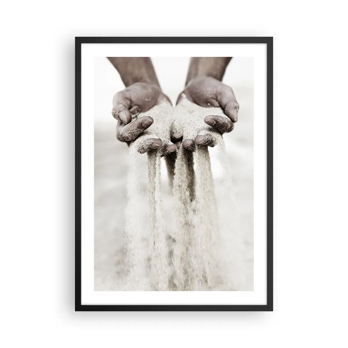 Poster in een zwarte lijst - Handen die zand vasthouden, symboliseren de vluchtigheid en kwetsbaarheid van het moment - 50x70cm - Met deze handen… - Moderne wanddecoratie voor woonkamer en slaapkamer ARTTOR