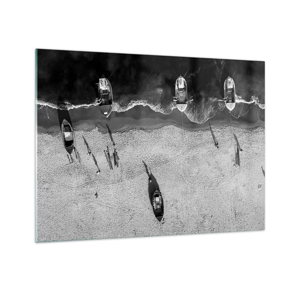 Schilderen op glas - Zwart-witte boten en hun schaduwen op een zandstrand van bovenaf gezien - 70x50cm - Nog steeds aan de oever… - Moderne wanddecoratie voor woonkamer en slaapkamer ARTTOR