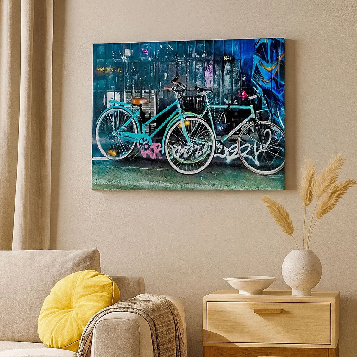 Schilderen op canvas - Twee turquoise fietsen tegen een achtergrond van stedelijke graffiti. - 70x50cm - De stad roept - Moderne wanddecoratie voor woonkamer en slaapkamer ARTTOR