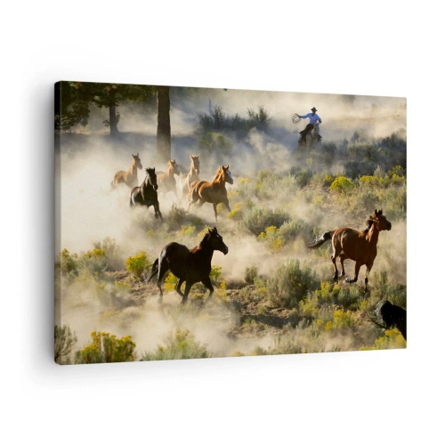 Schilderen op canvas - Een kudde wilde paarden galoppeert door het stof en de vegetatie - 70x50cm - Rivaliteit - vrijheid of mannelijke kracht? - Moderne wanddecoratie voor woonkamer en slaapkamer ARTTOR