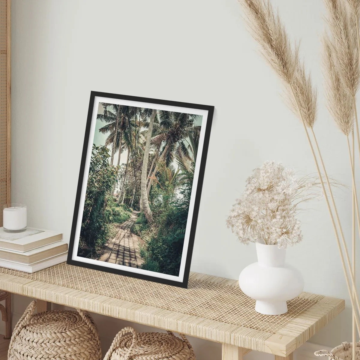 Poster in een zwarte lijst - Een exotisch pad tussen palmbomen in een tropisch landschap - 50x70cm - Palmsteeg - Moderne wanddecoratie voor woonkamer en slaapkamer ARTTOR