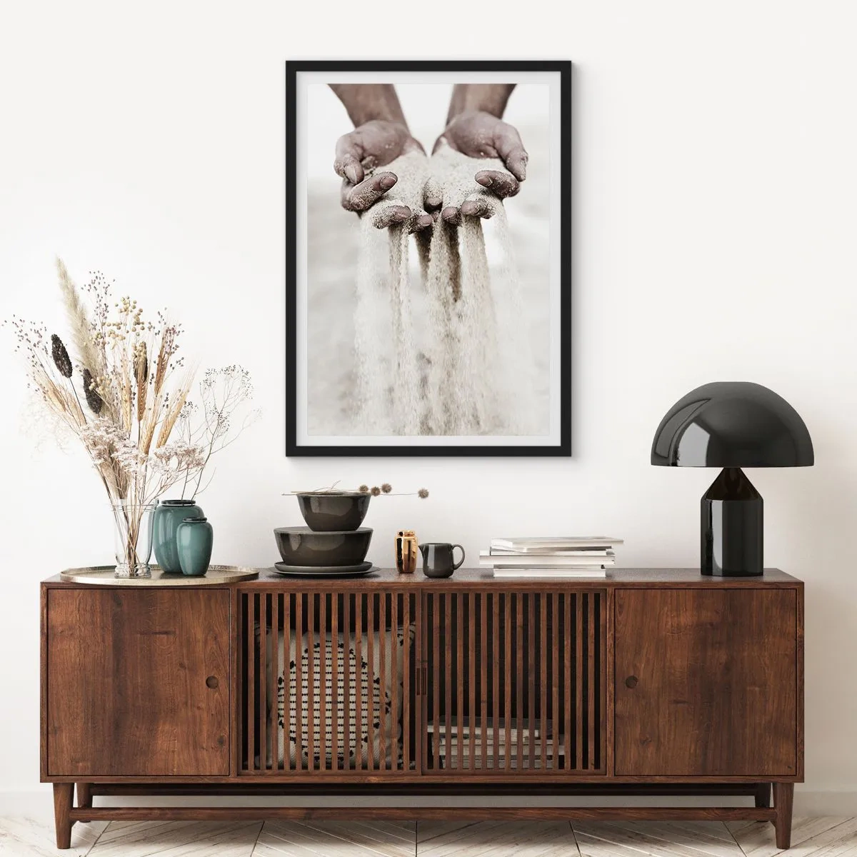 Poster in een zwarte lijst - Handen die zand vasthouden, symboliseren de vluchtigheid en kwetsbaarheid van het moment - 50x70cm - Met deze handen… - Moderne wanddecoratie voor woonkamer en slaapkamer ARTTOR