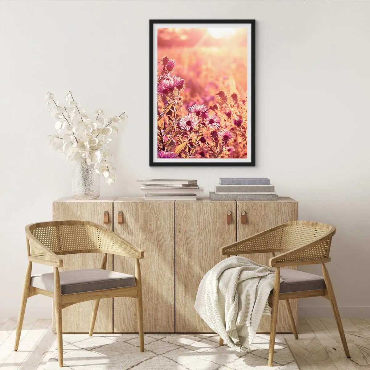 Poster in een zwarte lijst - Een veld met paarse bloemen in het licht van de ondergaande zon - 50x70cm - Voordat de zomer voorbij is - Moderne wanddecoratie voor woonkamer en slaapkamer ARTTOR