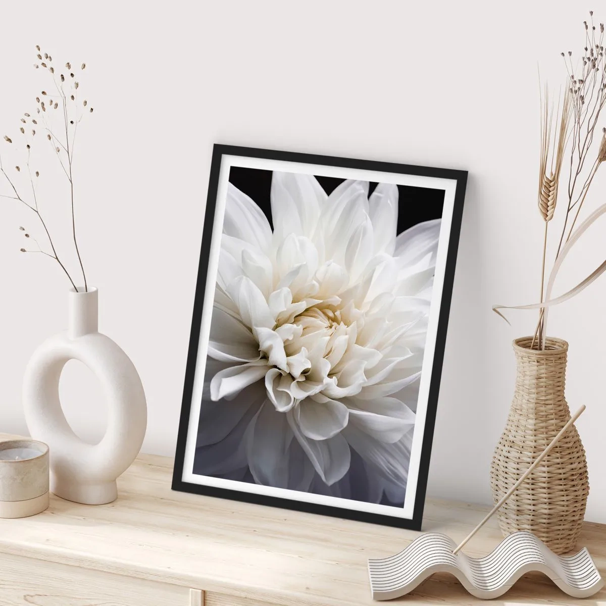 Poster in een zwarte lijst - Close-up van een witte dahlia tegen een donkere achtergrond - 50x70cm - Ochtend van de bruid - Moderne wanddecoratie voor woonkamer en slaapkamer ARTTOR
