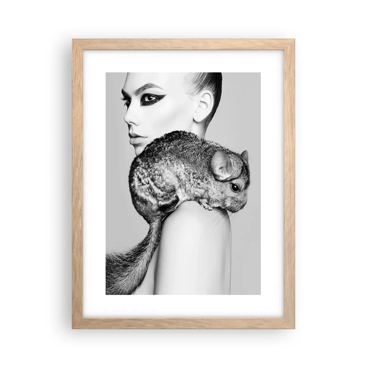 Een poster in een licht eiken lijst - Dame met een chinchilla - 30x40 cm