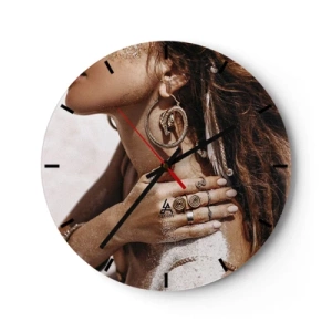 Wandklok - Klok - Een vrouw met sierlijke sieraden tegen een achtergrond van zand en licht - 30x30cm - Koningin van het wilde strand - Moderne wanddecoratie voor woonkamer, keuken en slaapkamer ARTTOR