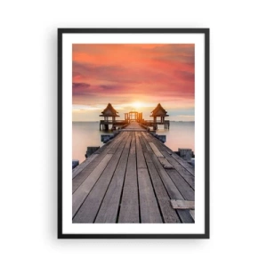 Poster in een zwarte lijst - Een houten steiger met de ondergaande zon boven het water op de achtergrond - 50x70cm - West in het Oosten - Moderne wanddecoratie voor woonkamer en slaapkamer ARTTOR