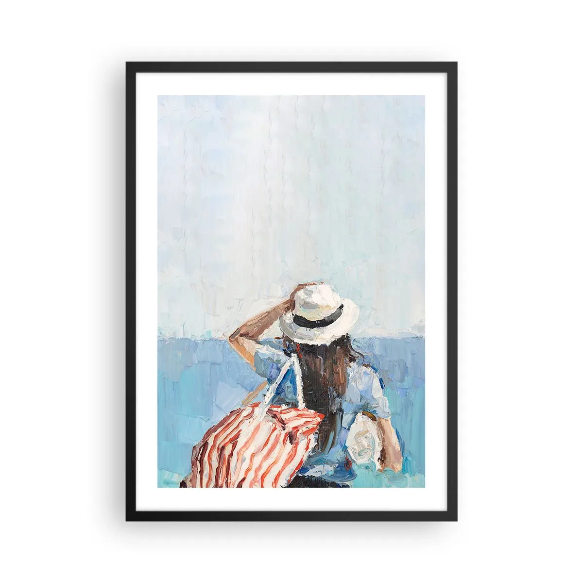 Poster in een zwarte lijst - Een vrouw met een hoed kijkt uit over de zee - 50x70cm - Welkom bij je vakantie - Moderne wanddecoratie voor woonkamer en slaapkamer ARTTOR