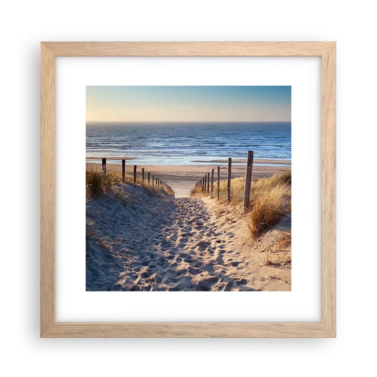 Een poster in een licht eiken lijst - Het geluid van de zee, het zingen van vogels, een wild strand tussen het gras... - 30x30 cm