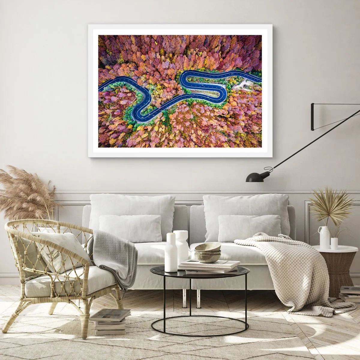 Poster in een witte lijst - Een kronkelende weg door het bos - 100x70 cm