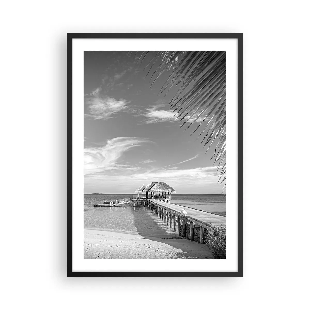Poster in een zwarte lijst - Zwart-wit landschap met een pier boven een kalme zee - 50x70cm - Herinnering of droom? - Moderne wanddecoratie voor woonkamer en slaapkamer ARTTOR