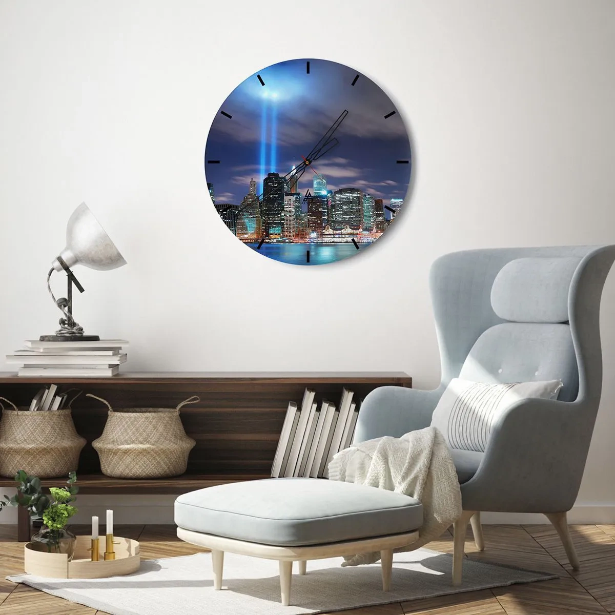 Wandklok - Klok - Avondpanorama van de stad met schijnwerpers - 30x30cm - De hemel met het licht bereiken - Moderne wanddecoratie voor woonkamer, keuken en slaapkamer ARTTOR