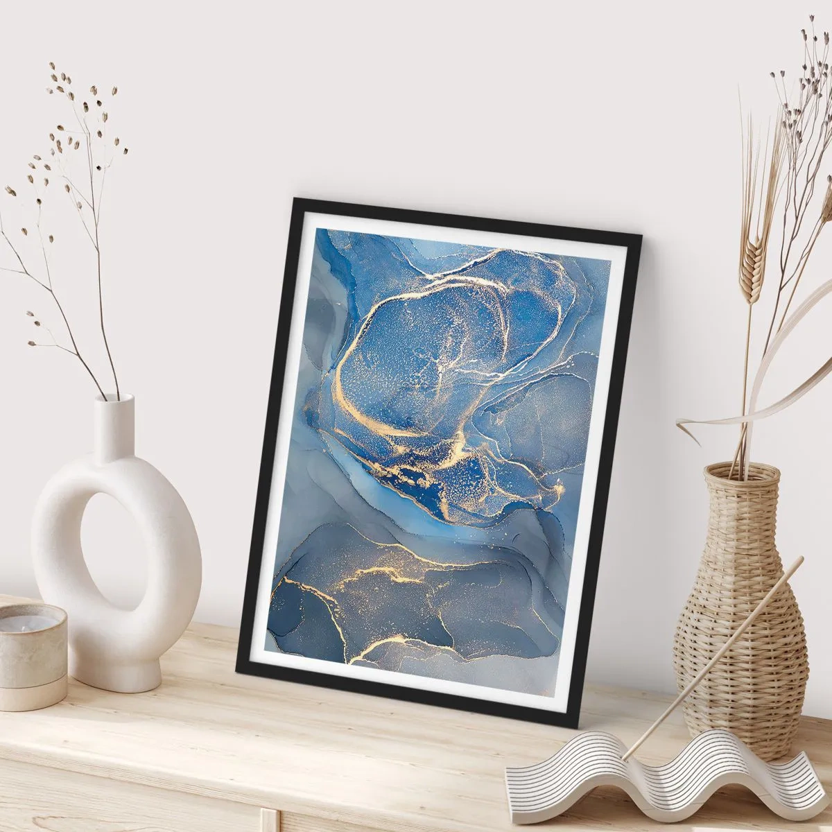 Poster in een zwarte lijst - Abstracte vlekken in tinten blauw en goud - 50x70cm - Goudstof - Moderne wanddecoratie voor woonkamer en slaapkamer ARTTOR