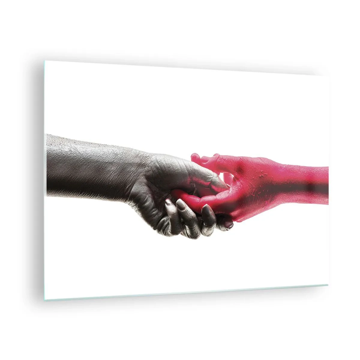 Schilderen op glas - Close-up van twee handen, één in het zwart, de andere in het rood, die elkaar vasthouden - 70x50cm - Samen, hoewel anders - Moderne wanddecoratie voor woonkamer en slaapkamer ARTTOR