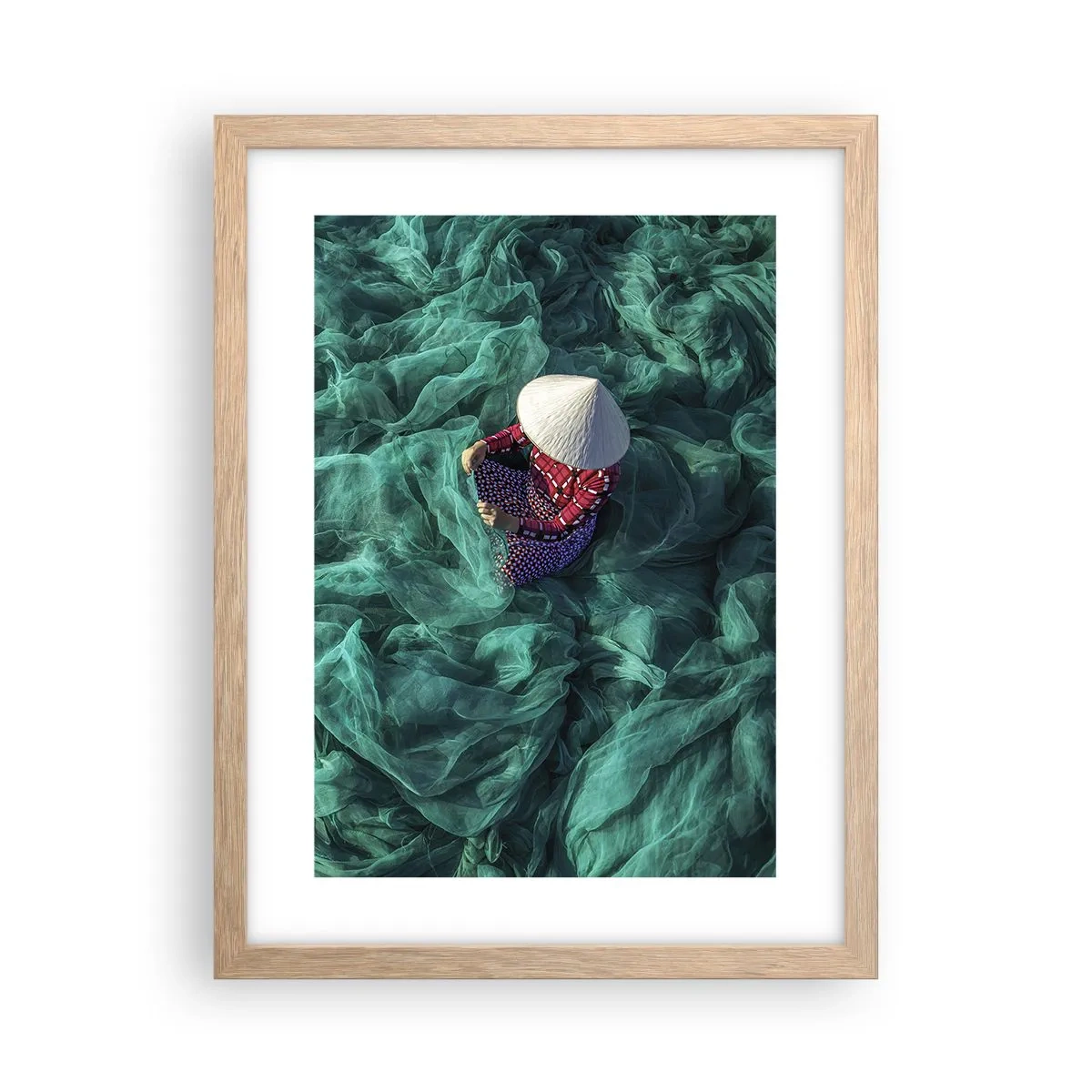 Een poster in een licht eiken lijst - In een zee van netten - 30x40 cm