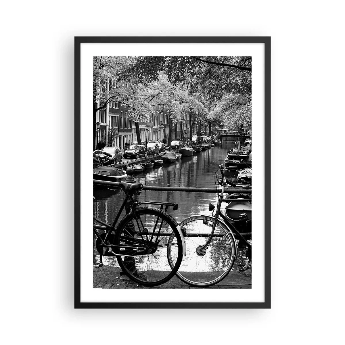 Poster in een zwarte lijst - Zwart-witfoto van een gracht met fietsen in Amsterdam - 50x70cm - Een heel Nederlands uitzicht - Moderne wanddecoratie voor woonkamer en slaapkamer ARTTOR