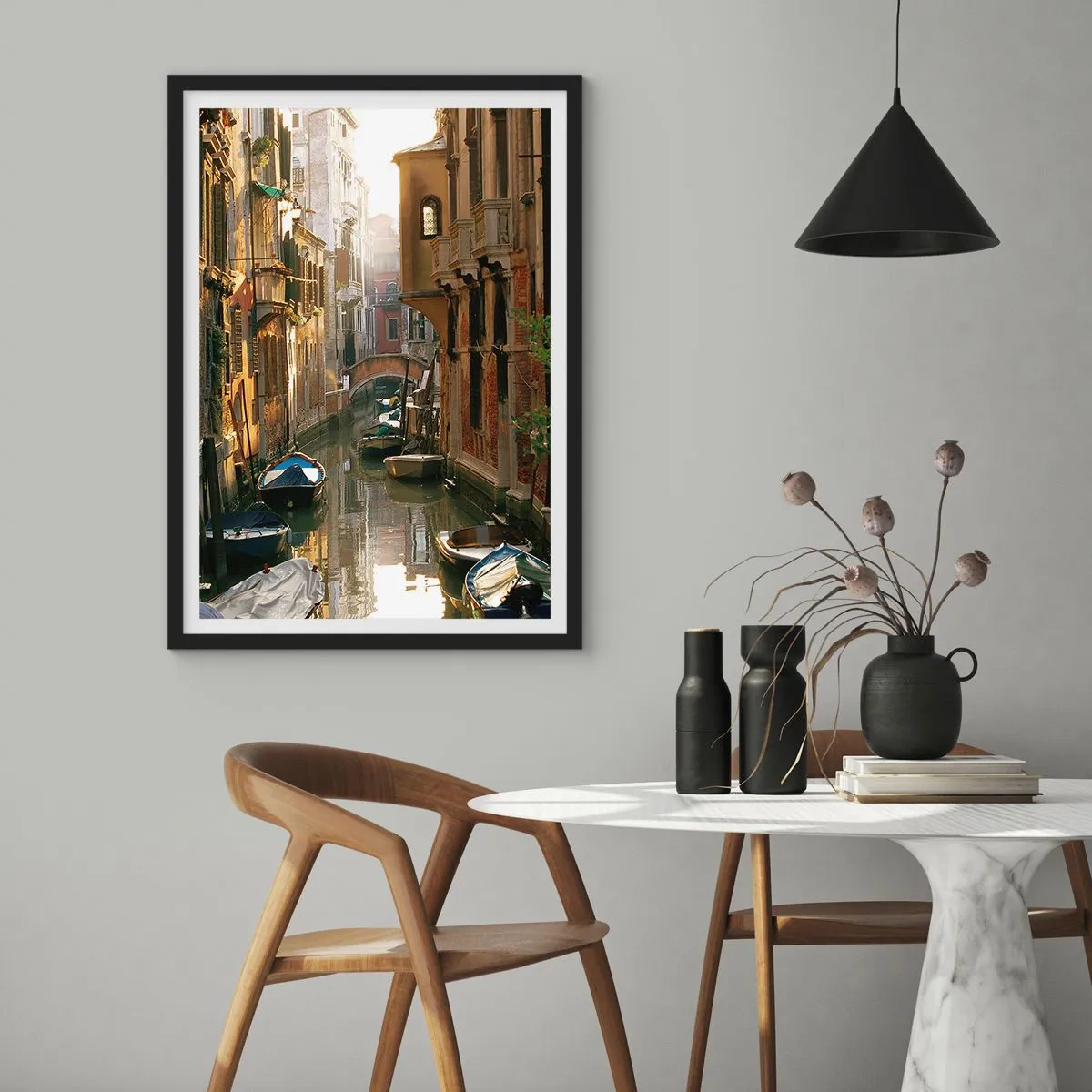 Poster in een zwarte lijst - Een Venetiaans kanaal omgeven door historische huurkazernes - 50x70cm - In een Venetiaans steegje - Moderne wanddecoratie voor woonkamer en slaapkamer ARTTOR